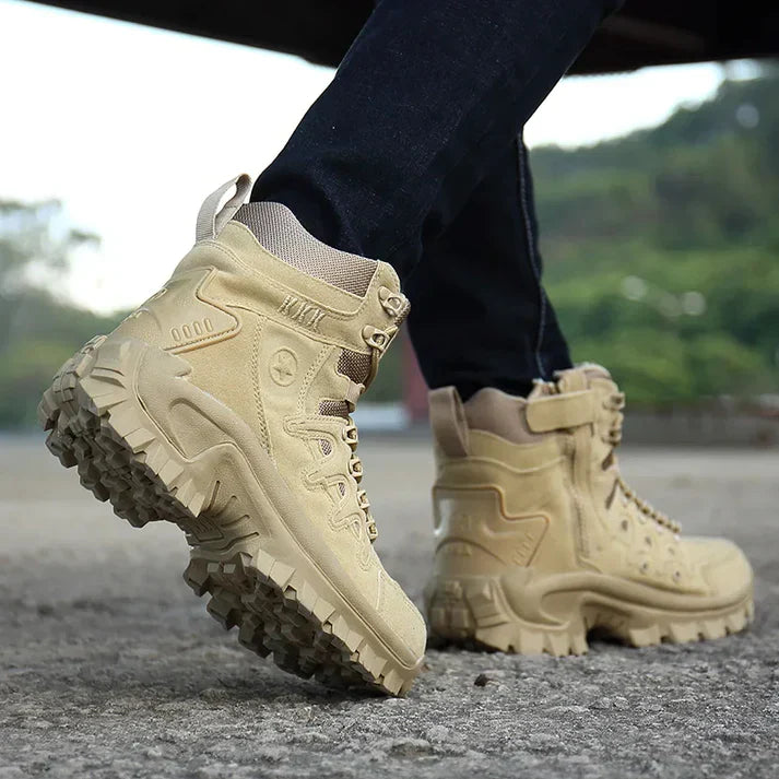 Beige taktische Stiefel auf Asphalt, robustes Design, ideal für Outdoor-Aktivitäten. Hohe Sohle, strapazierfähig, modisch und funktional.