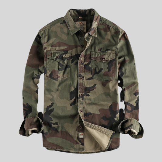Camouflage-Hemd für Herren, langärmlig, mit Knopfleiste und Brusttaschen, ideal für Outdoor-Aktivitäten und Freizeitmode.