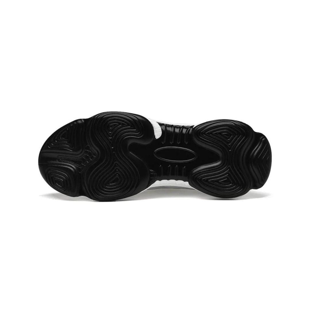 Schwarze Sneaker-Sohle mit wellenförmigem Profil, rutschfestem Design und strapazierfähigem Material. Ideal für Sport und Freizeit.