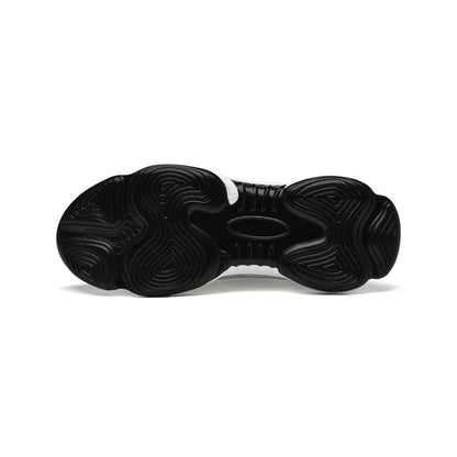 Schwarze Sneaker-Sohle mit wellenförmigem Profil, rutschfestem Design und strapazierfähigem Material. Ideal für Sport und Freizeit.