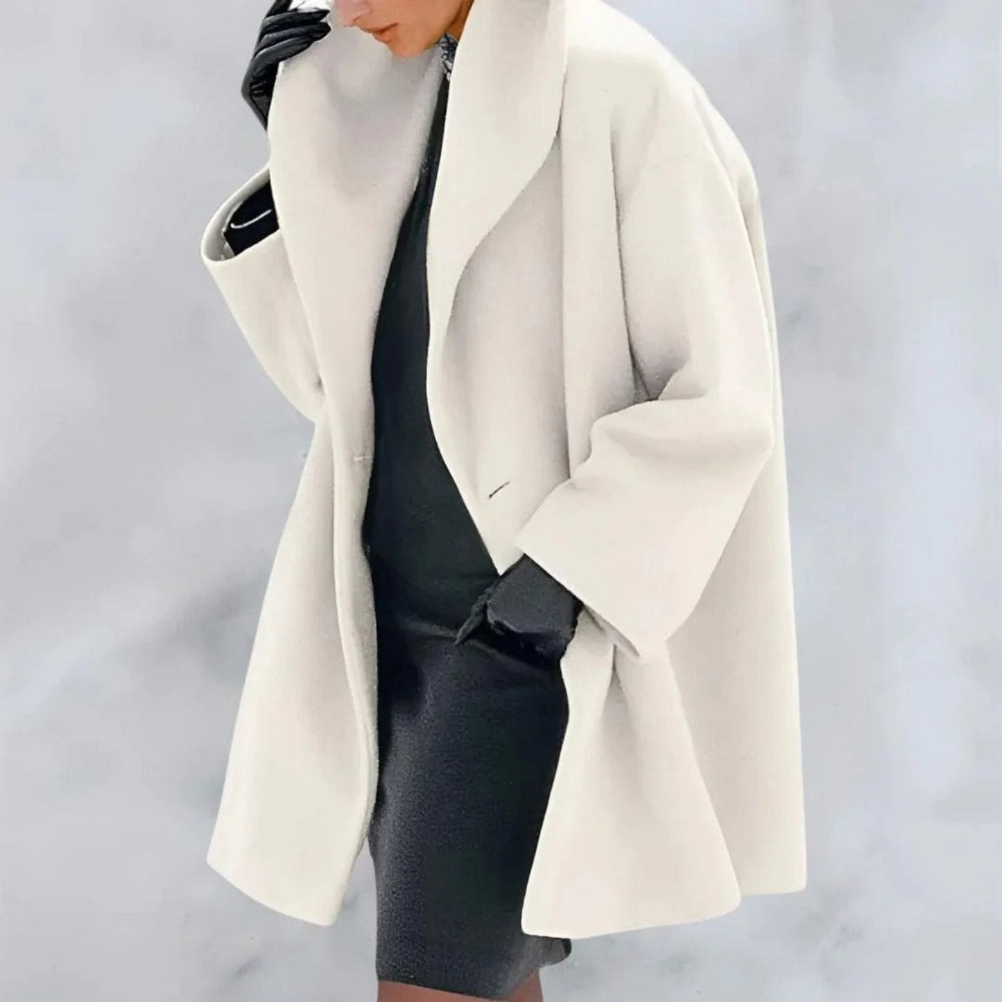 Eleganter Damen-Wollmantel in Weiß, kombiniert mit schwarzem Kleid und Handschuhen. Stilvolle Wintermode, zeitloses Design, hochwertige Materialien.