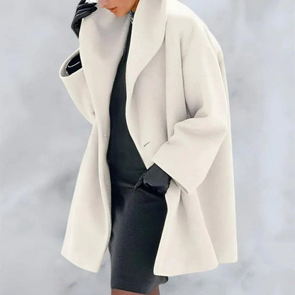 Eleganter Damen-Wollmantel in Weiß, kombiniert mit schwarzem Kleid und Handschuhen. Stilvolle Wintermode, zeitloses Design, hochwertige Materialien.