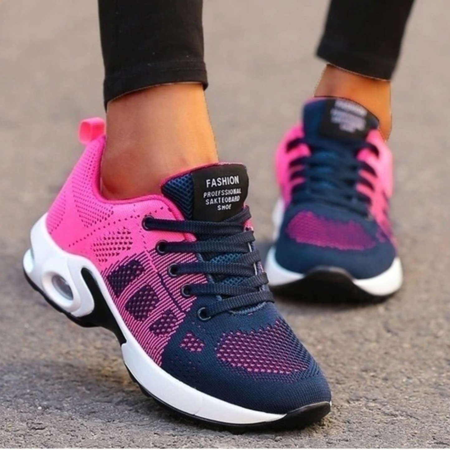 Damen Sneaker in Pink und Blau, atmungsaktiv, mit weißer Sohle. Modische Sportschuhe für Laufen und Freizeit. Ideal für trendbewusste Frauen.