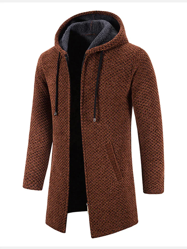 Brauner Herrenmantel mit Kapuze, Strickmuster und Kordelzug. Stilvoller Wintermantel, warm gefüttert, ideal für kalte Tage.