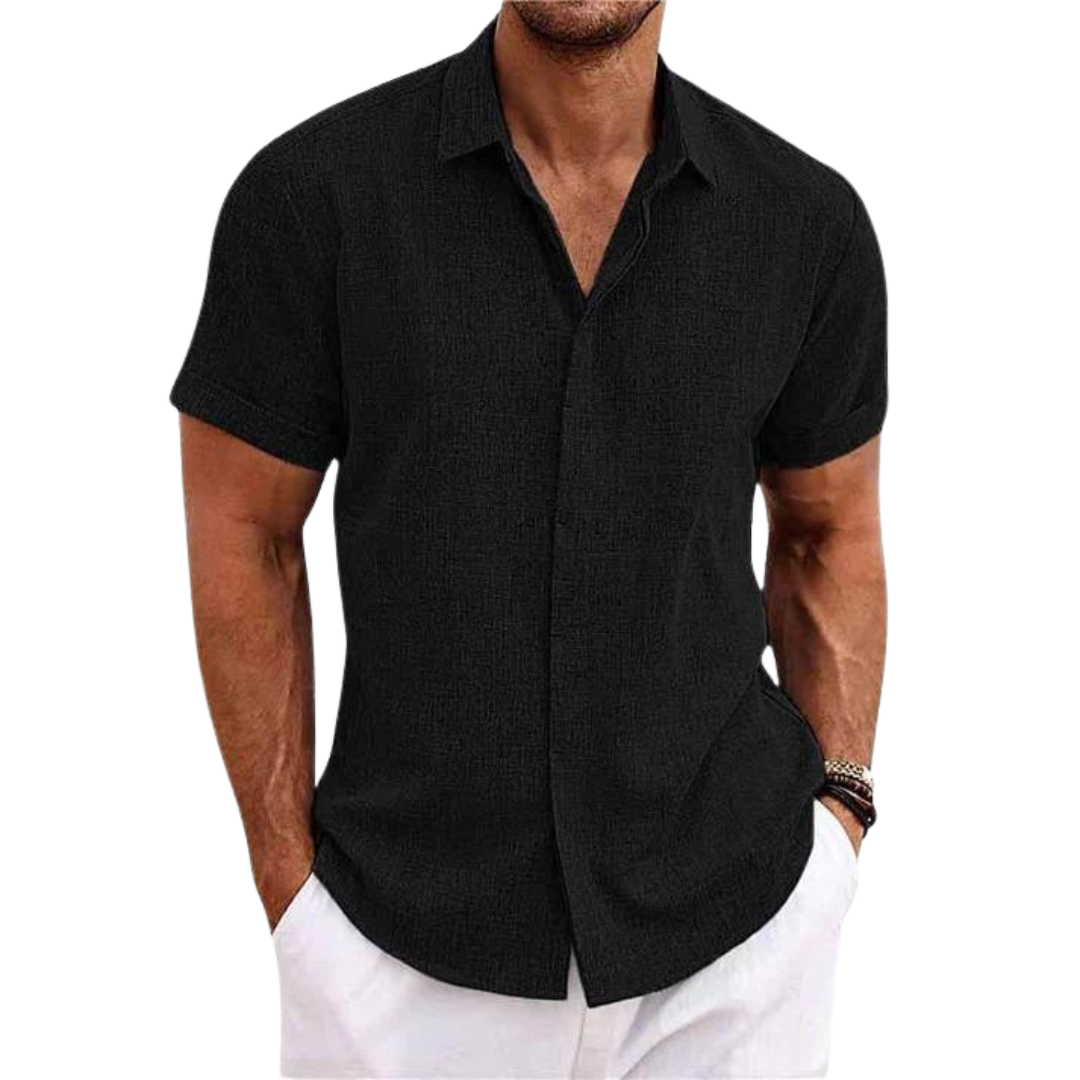 Mann in schwarzem Kurzarmhemd und weißer Hose, lässiger Sommerlook, Mode für Herren, stilvolles Freizeitoutfit, moderne Herrenbekleidung.