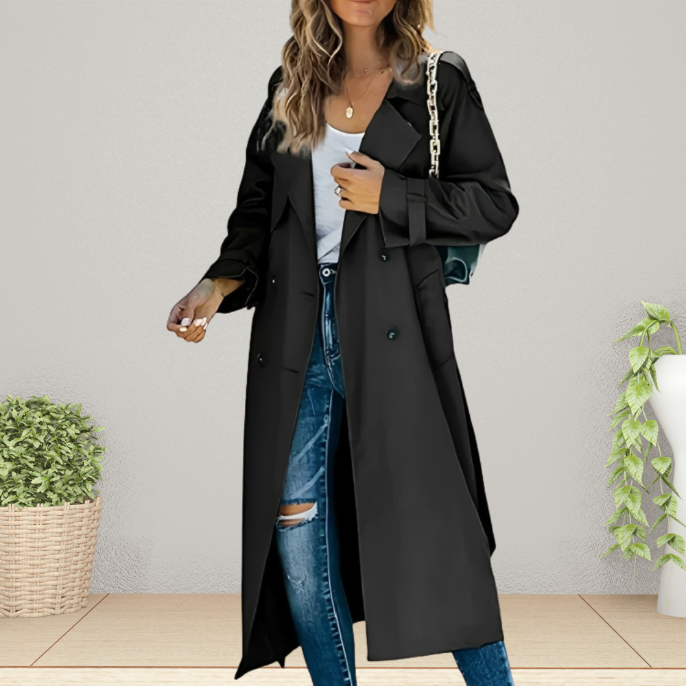 Frau in schwarzem Trenchcoat, zerrissene Jeans, weißes Top, mit Handtasche. Modetrend Herbst 2023, stilvoller urbaner Look.