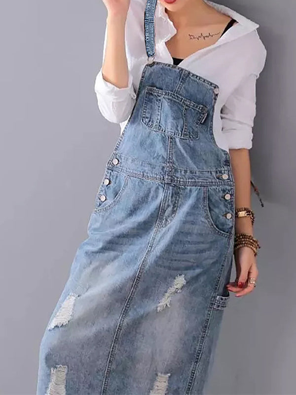 Frau in zerrissenem Jeanskleid und weißer Bluse, modisch, lässig, Denim-Mode, Streetwear, trendiges Outfit, urbaner Stil, Damenbekleidung.