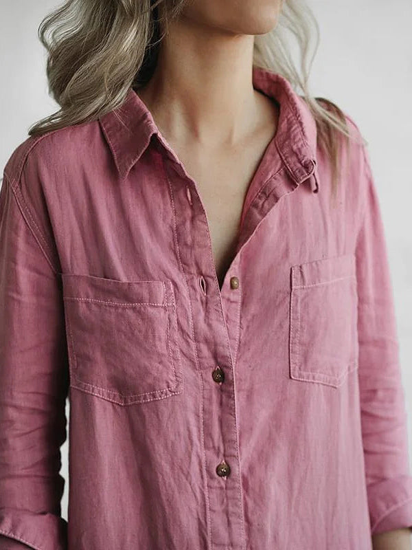 Frau in rosa Hemd mit Knopfleiste und Brusttaschen, lässiger Stil, hellblonde Haare, modisches Outfit, minimalistischer Hintergrund.