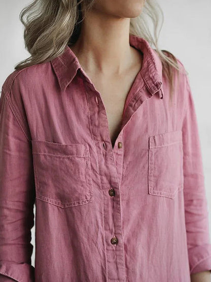 Frau in rosa Hemd mit Knopfleiste und Brusttaschen, lässiger Stil, hellblonde Haare, modisches Outfit, minimalistischer Hintergrund.