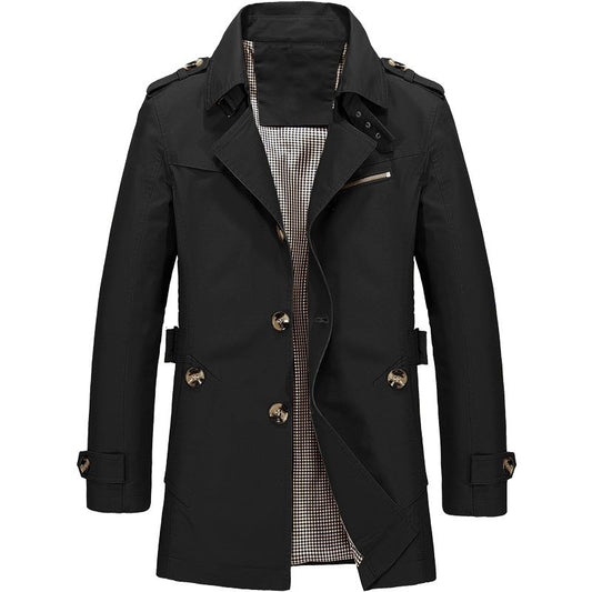 Schwarzer Herren-Trenchcoat mit doppelter Knopfleiste, Gürtel und kariertem Innenfutter. Eleganter Mantel für Herbst und Winter.