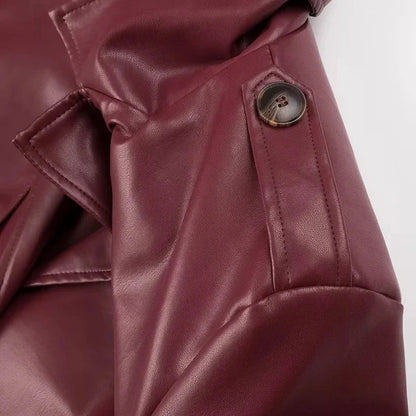 Bordeauxrote Lederjacke mit Knopfdetail, Nahaufnahme. Hochwertiges Kunstleder, modisches Design, ideal für Herbst- und Wintermode.