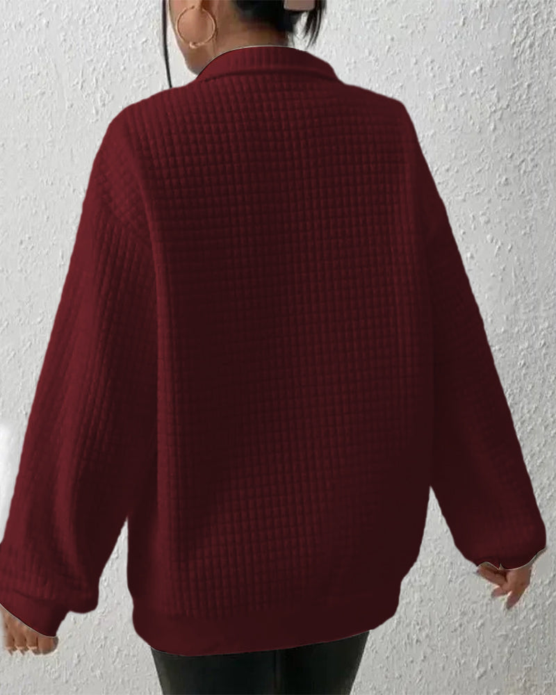 Frau in dunkelrotem Strickpullover mit Waffelmuster, Rückansicht. Modischer Damenpullover, lässiger Stil, Herbst-Winter-Bekleidung.