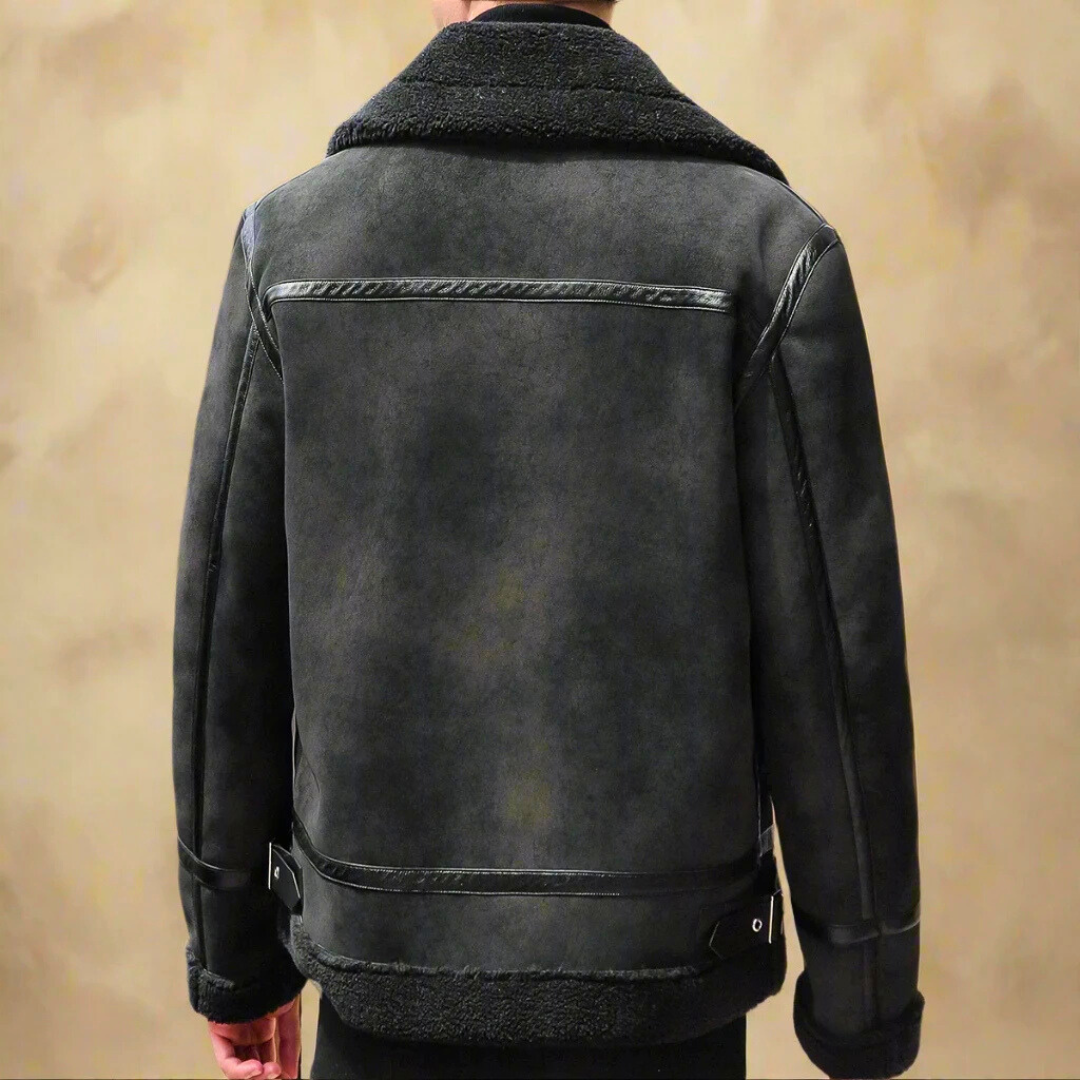 Rückansicht einer schwarzen Herren-Lederjacke mit Fellkragen, stilvoll und modern, ideal für Wintermode und Outdoor-Aktivitäten.