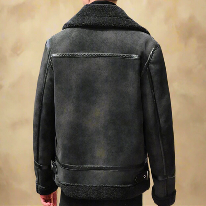 Rückansicht einer schwarzen Herren-Lederjacke mit Fellkragen, stilvoll und modern, ideal für Wintermode und Outdoor-Aktivitäten.