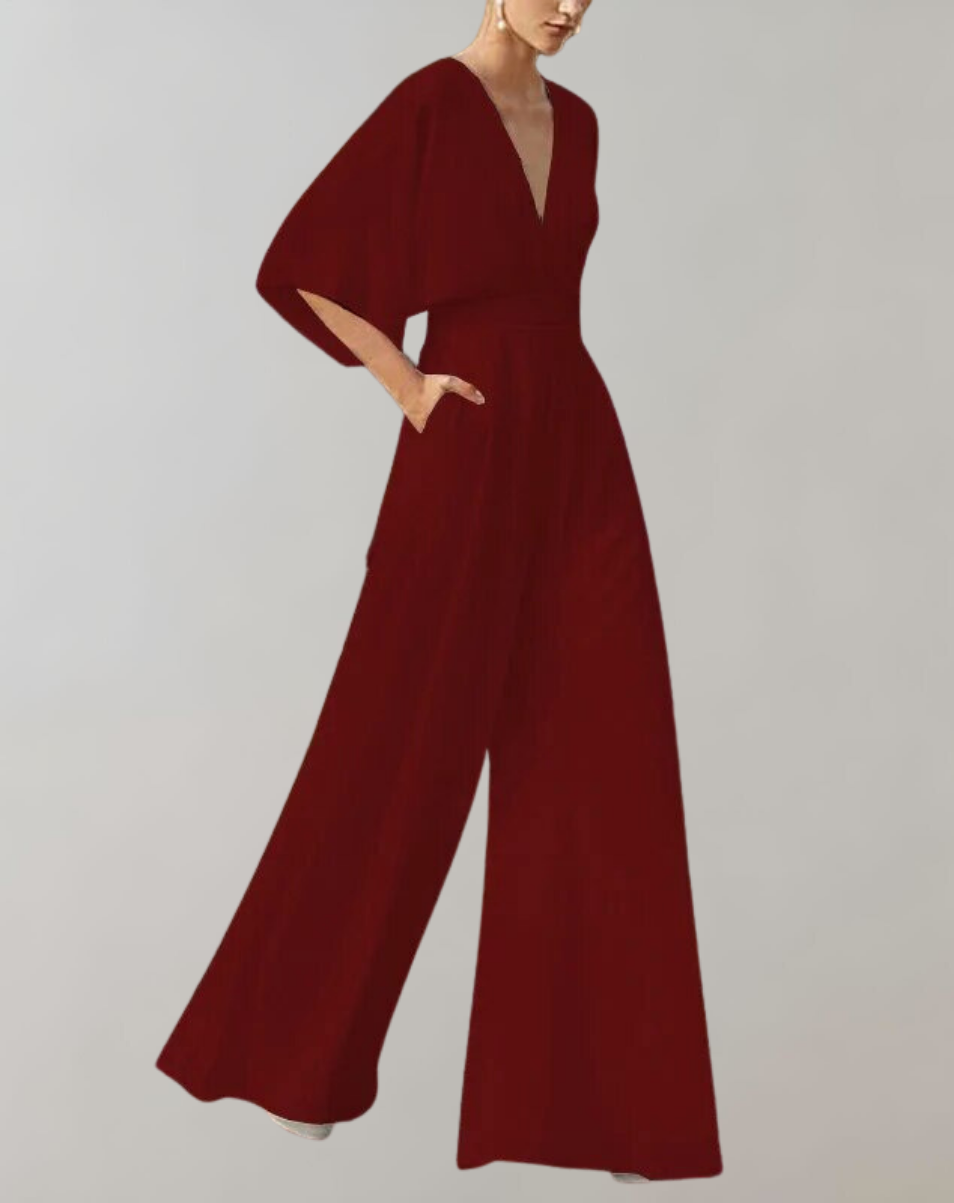 Eleganter roter Jumpsuit mit weitem Bein und tiefem V-Ausschnitt, ideal für Abendmode oder formelle Anlässe. Damenmode, stilvoll und modern.