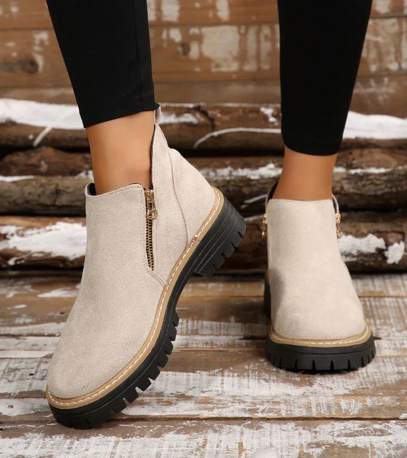 Seitliche Ansicht der Damen Plateau-Stiefeletten
