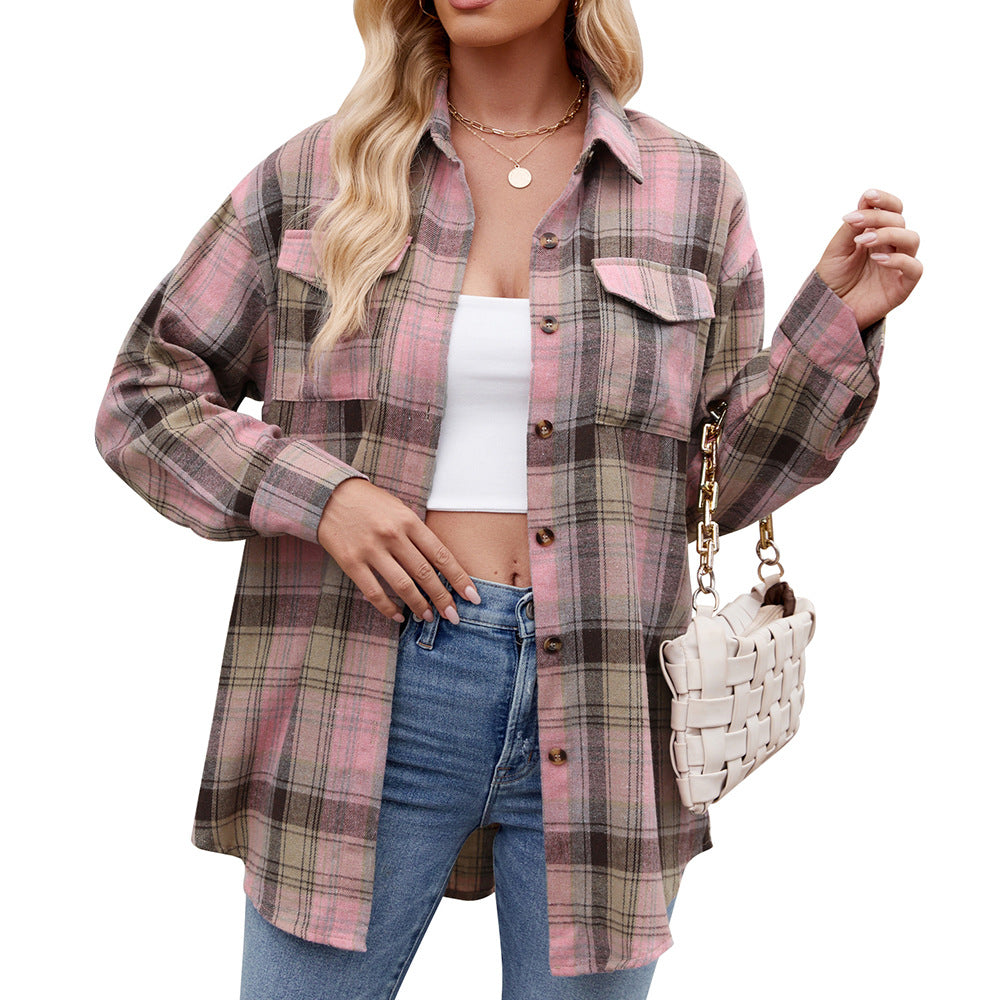 Frau in karierter Hemdjacke, rosa und braun, mit weißem Top und blauer Jeans. Sie trägt eine weiße Handtasche. Modetrend, lässiger Stil.