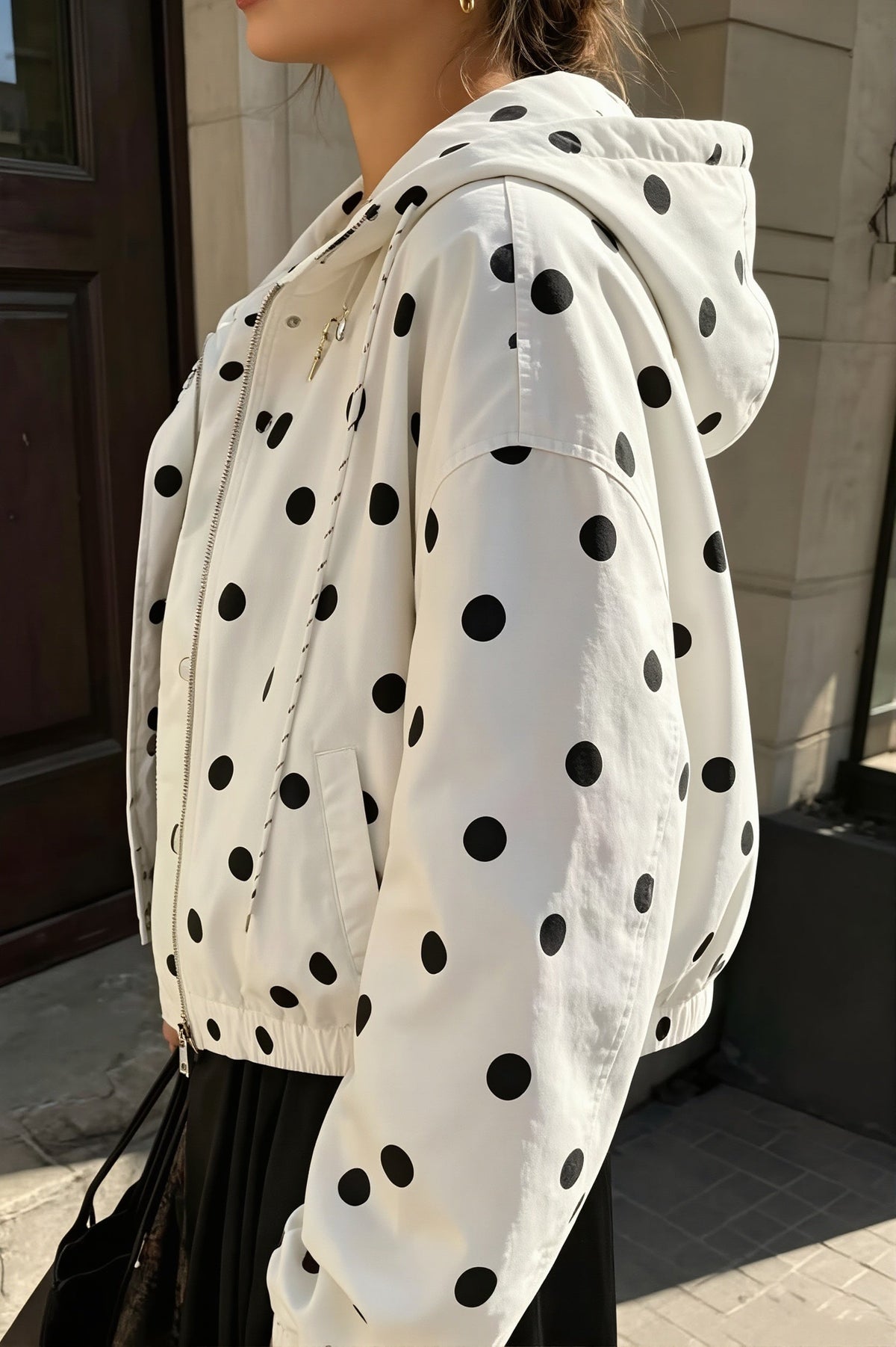 Damen-Kurzjacke mit Tupfenmuster und Kapuze in der Gesamtansicht