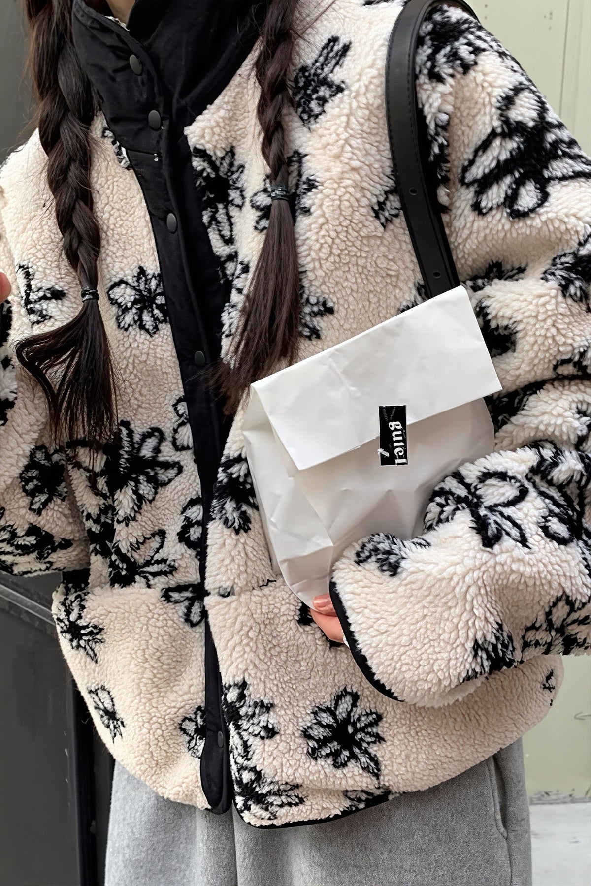Sherpa-Fleece-Jacke mit Blumenmuster von der Rückseite gezeigt