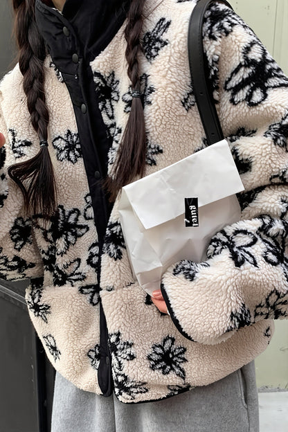 Sherpa-Fleece-Jacke mit Blumenmuster von der Rückseite gezeigt