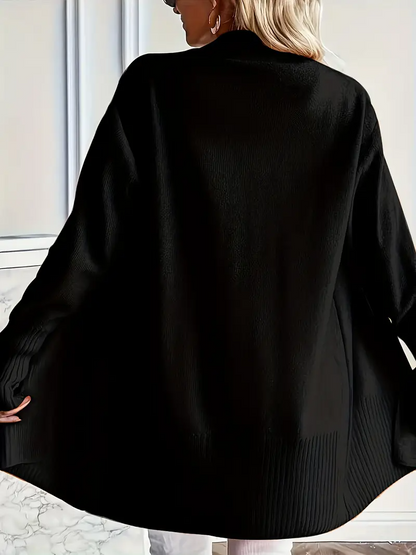Frau trägt langen schwarzen Cardigan, Rückansicht. Modetrend, Damenmode, Herbstbekleidung, eleganter Strick, stilvoller Look.