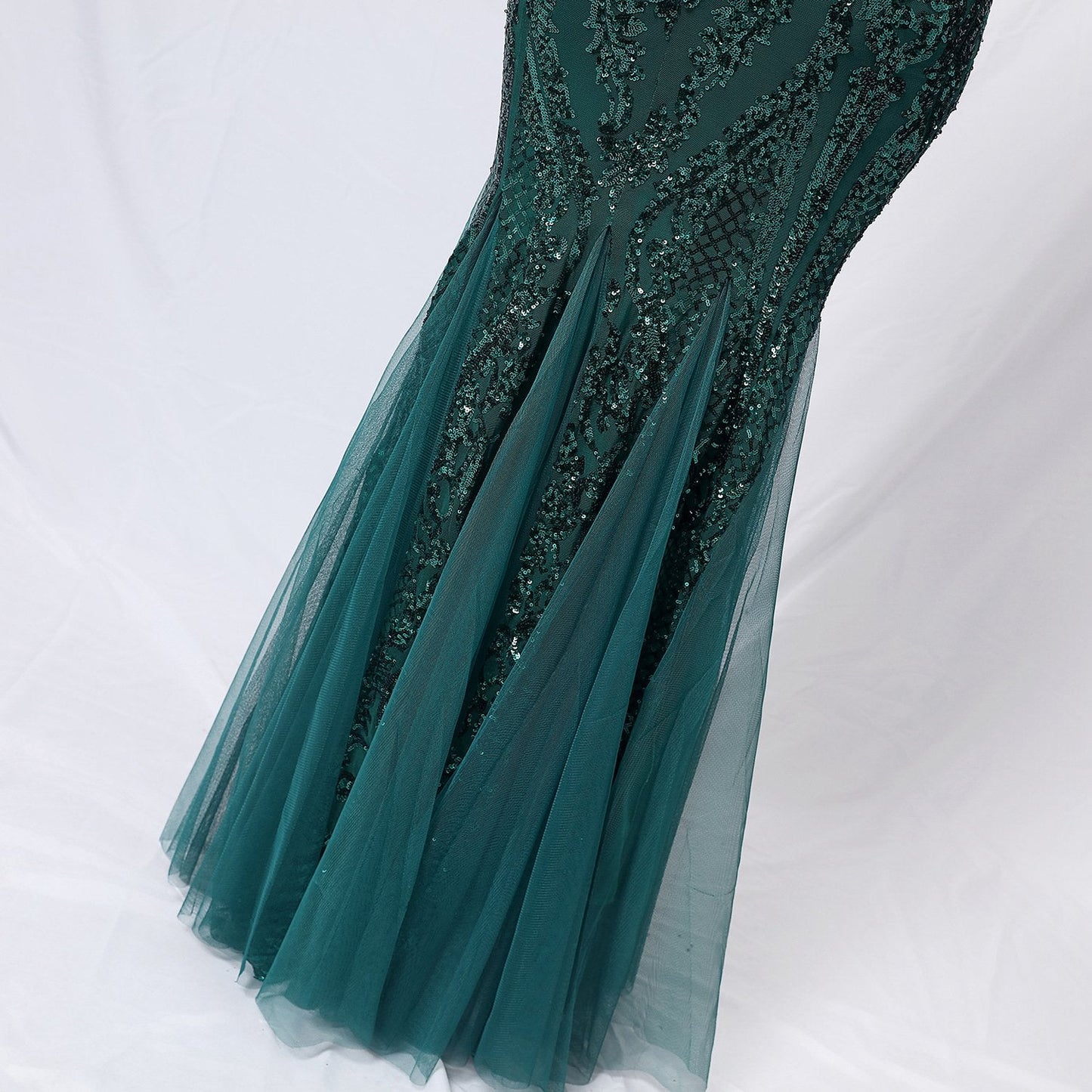 Elegantes, dunkelgrünes Abendkleid mit Paillettenverzierungen und Tüllrock, ideal für formelle Anlässe und Galas.