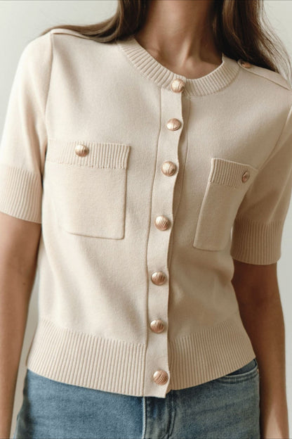 Detailansicht des Knopfverschlusses am Damen-Strickcardigan