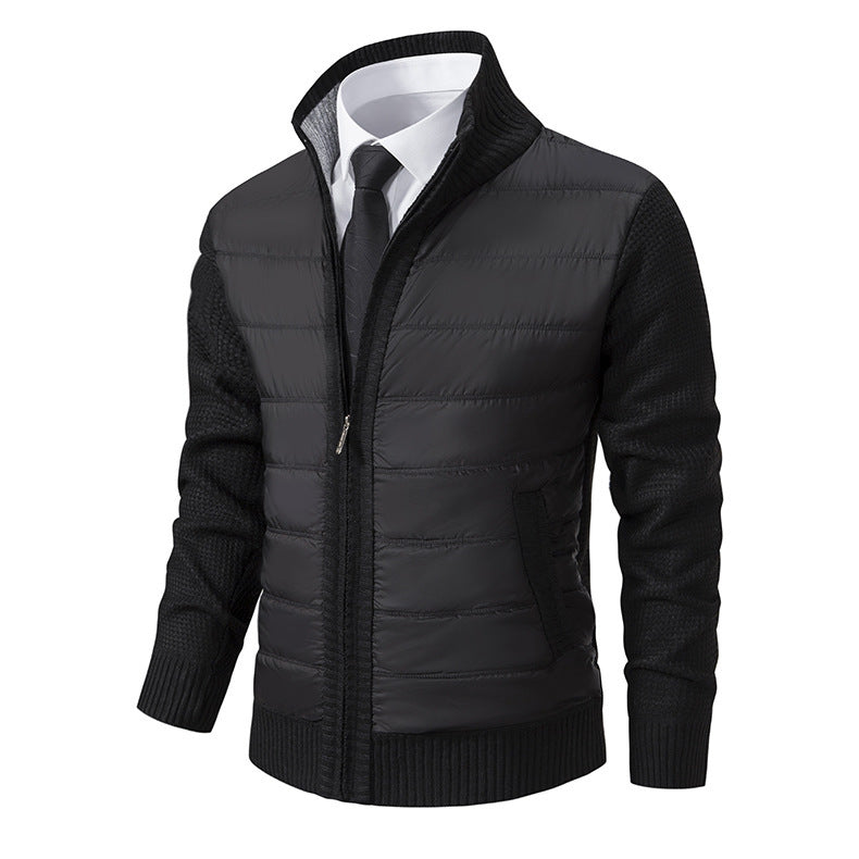 Schwarze Herrenjacke mit Reißverschluss, kombiniert mit weißem Hemd und schwarzer Krawatte. Stilvolle Wintermode, ideal für Business und Freizeit.