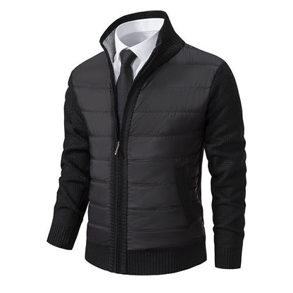 Schwarze Herrenjacke mit Reißverschluss, kombiniert mit weißem Hemd und schwarzer Krawatte. Stilvolle Wintermode, ideal für Business und Freizeit.
