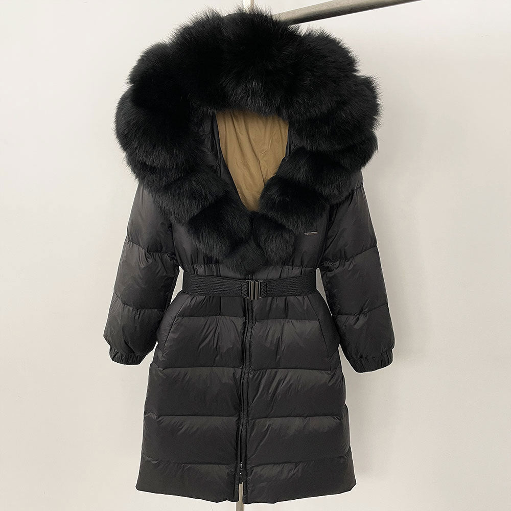 Schwarzer Daunenmantel mit großem Kunstpelzkragen, Gürtel und Reißverschluss. Winterjacke für Damen, warm und stilvoll.