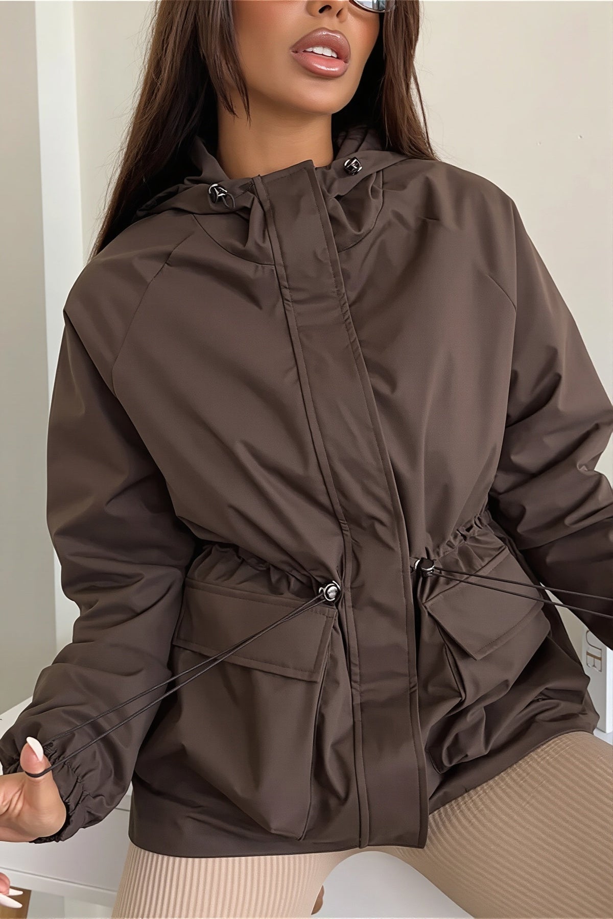 Damen Utility-Jacke mit Kapuze und Tunnelzug in der Vorderansicht