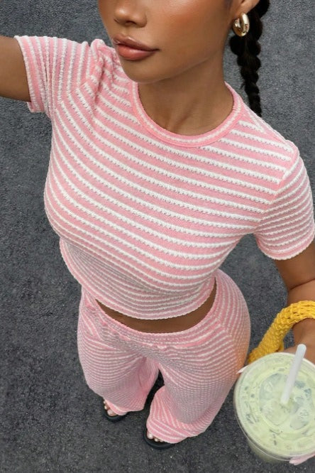 Damen-Zweiteiler mit figurbetontem, gestreiftem Top und weiter Hose