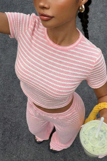 Damen-Zweiteiler mit figurbetontem, gestreiftem Top und weiter Hose