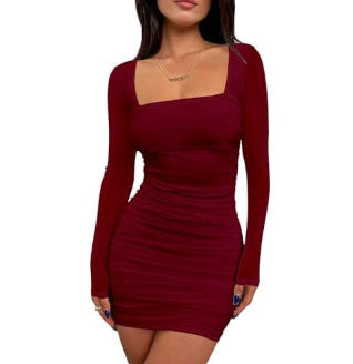Frau in figurbetontem, weinrotem Kleid mit langen Ärmeln und eckigem Ausschnitt. Elegantes Abendkleid, modisches Design, Party-Outfit.