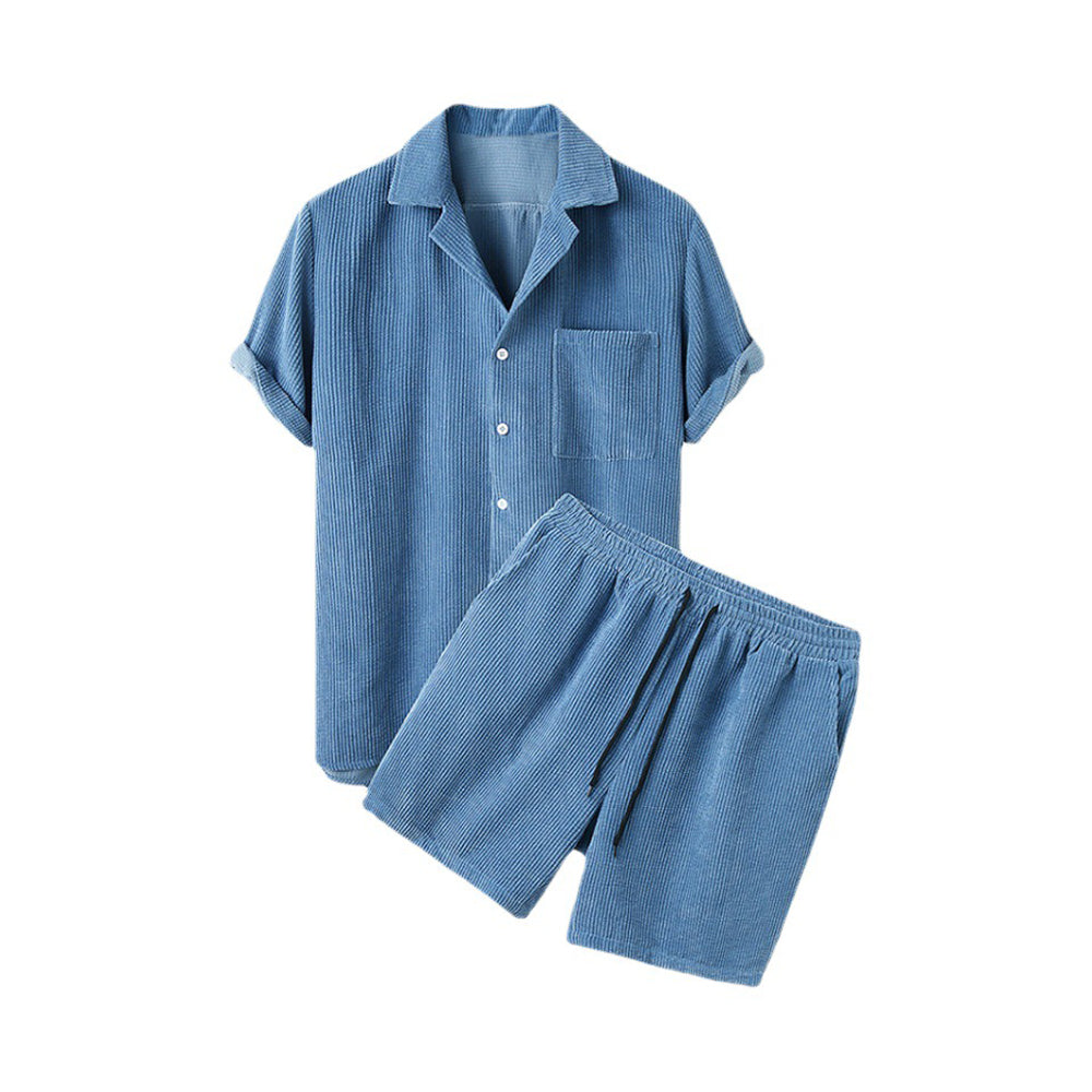 Blaues Herren-Shorts-Set aus Cord, bestehend aus kurzärmligem Hemd mit Knopfleiste und passenden Shorts. Ideal für Sommermode und Freizeitkleidung.