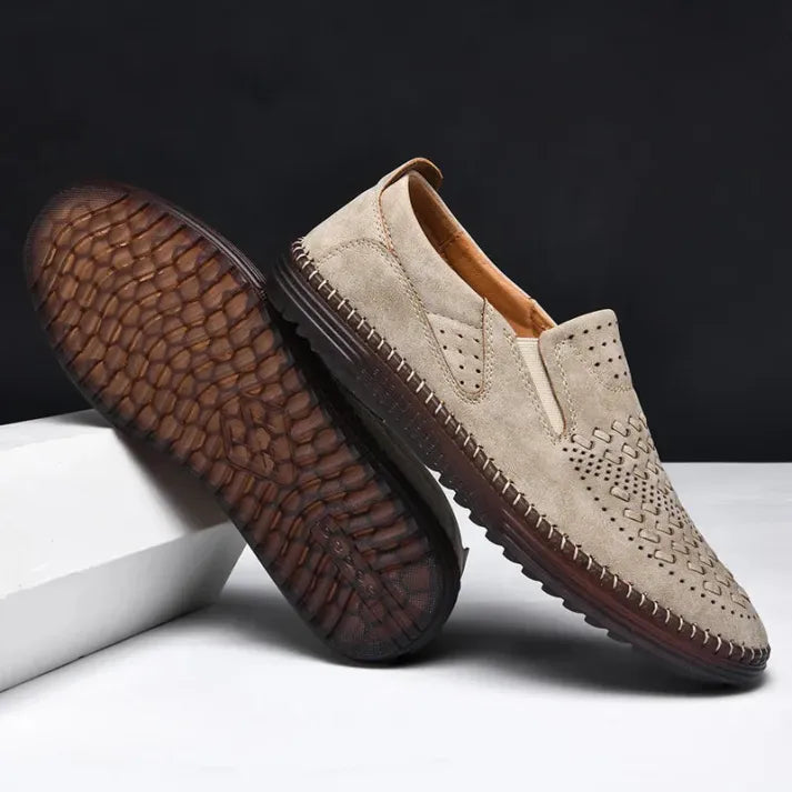 Beige Herren-Loafer aus Wildleder mit perforiertem Design und rutschfester Sohle, elegant und bequem, ideal für Freizeit und Business.