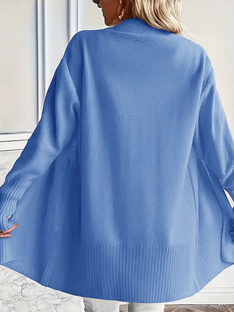 Frau in hellblauer Strickjacke, Rückansicht, modisch, lässig, Herbstmode, Damenbekleidung, eleganter Stil, weiches Material, langärmlig.