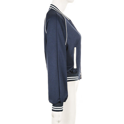 Dunkelblaue Bomberjacke mit weißen Streifen, seitlicher Ansicht. Modische Damenjacke, sportlich-elegant, ideal für Freizeit und Streetwear.