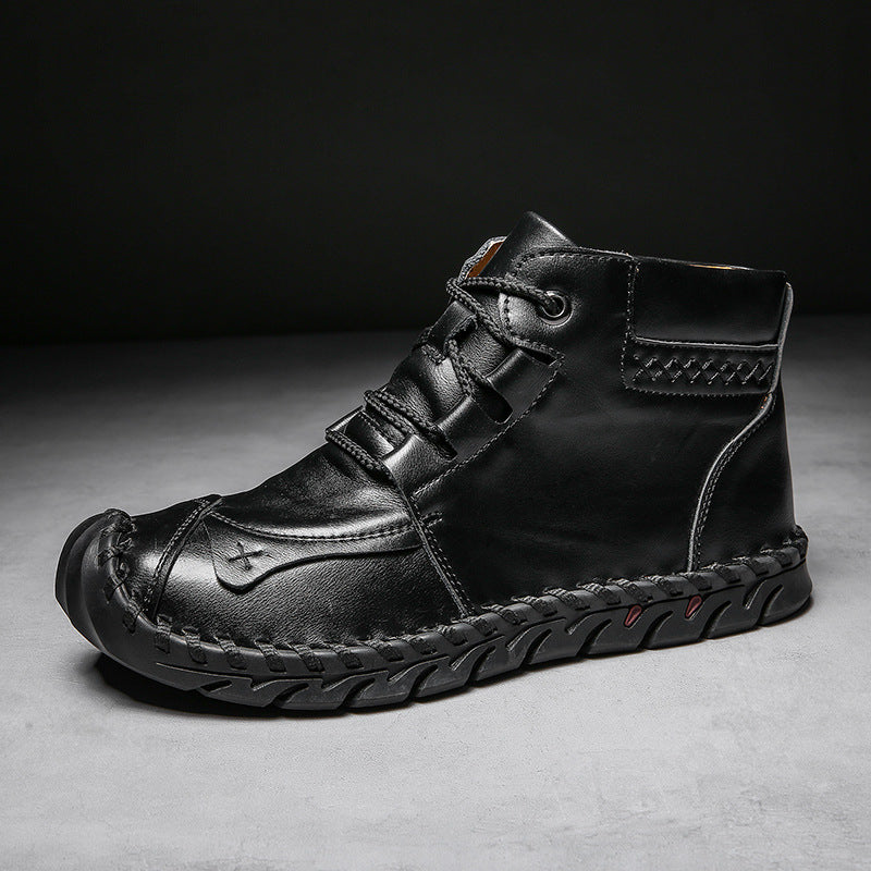 Schwarzer Herren-Lederstiefel mit Schnürung, robustem Design und genähter Sohle auf grauem Hintergrund. Bequeme, modische Herrenschuhe.