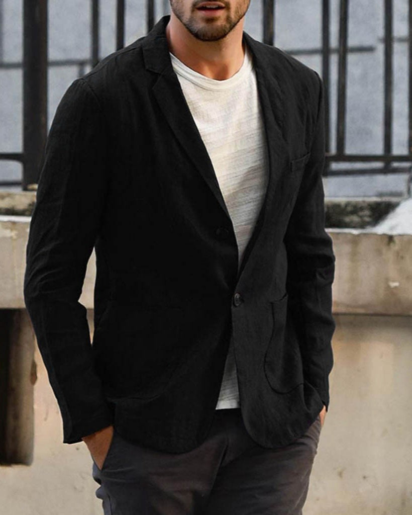 Mann in schwarzem Blazer und weißem T-Shirt, lässiger Look, moderne Herrenmode, urbaner Hintergrund, stilvolle Freizeitkleidung.