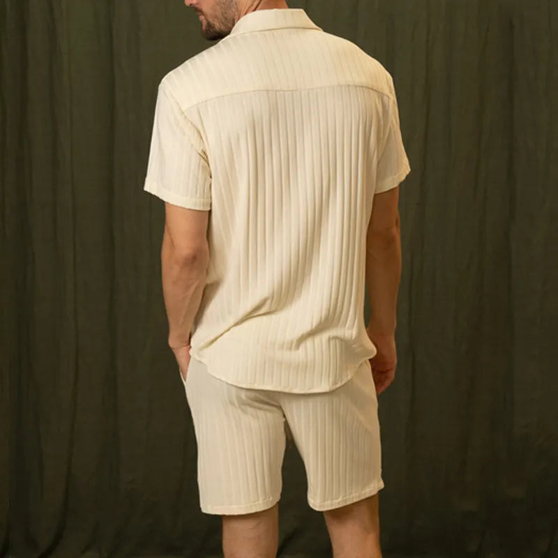 Beiger Herren-Shorts-Set aus Leinen, Rückansicht. Sommermode, kurzärmeliges Hemd, atmungsaktiv, ideal für warme Tage.