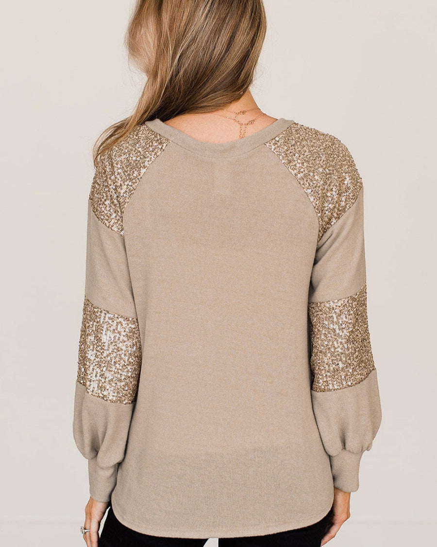 Frau trägt beige Pullover mit goldenen Pailletten auf Ärmeln, Rückansicht. Modetrend, eleganter Look, Damenmode, stilvoller Pullover.