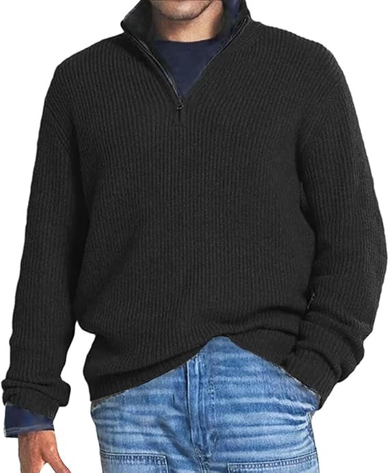 Schwarzer Herrenpullover mit Reißverschluss, geripptes Design, kombiniert mit blauer Jeans. Modischer, warmer Strickpullover für Herbst und Winter.