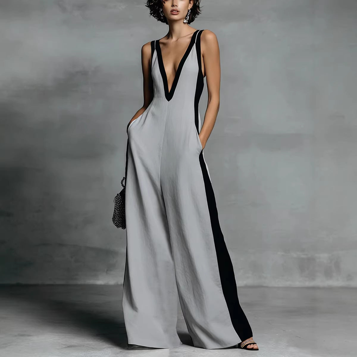 Ärmelloser Damen-Jumpsuit Mit V-Ausschnitt Und Weitem Bein Sowie Kontrastierendem Patchwork-Design