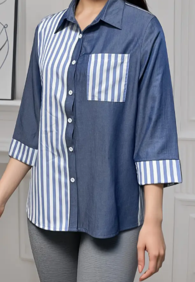Damenbluse mit blau-weißem Streifenmuster, Dreiviertelärmeln und Brusttasche. Modische Freizeitkleidung, ideal für den Alltag.