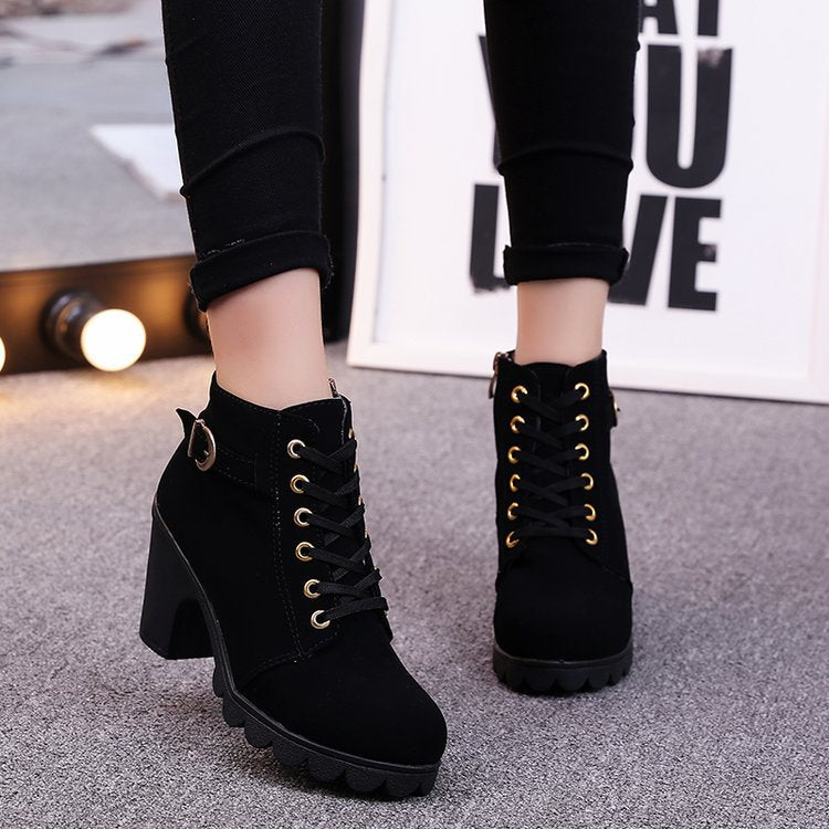 Damen-Martin-Stiefel mit Kreuzriemen, Wildleder-Obermaterial und Gummisohle