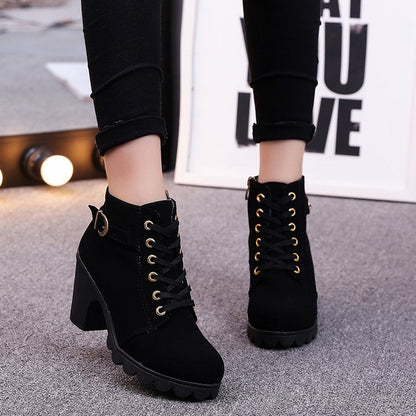 Damen-Martin-Stiefel mit Kreuzriemen, Wildleder-Obermaterial und Gummisohle