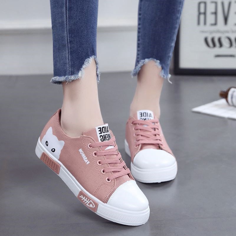Damen Sneaker rosa mit Katzenmotiv, weiße Kappe, lässig, modisch, Jeans, Fransen, stilvoll, bequem, trendige Freizeitschuhe.
