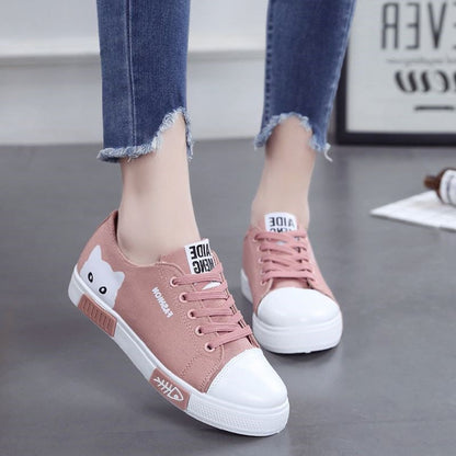 Damen Sneaker rosa mit Katzenmotiv, weiße Kappe, lässig, modisch, Jeans, Fransen, stilvoll, bequem, trendige Freizeitschuhe.