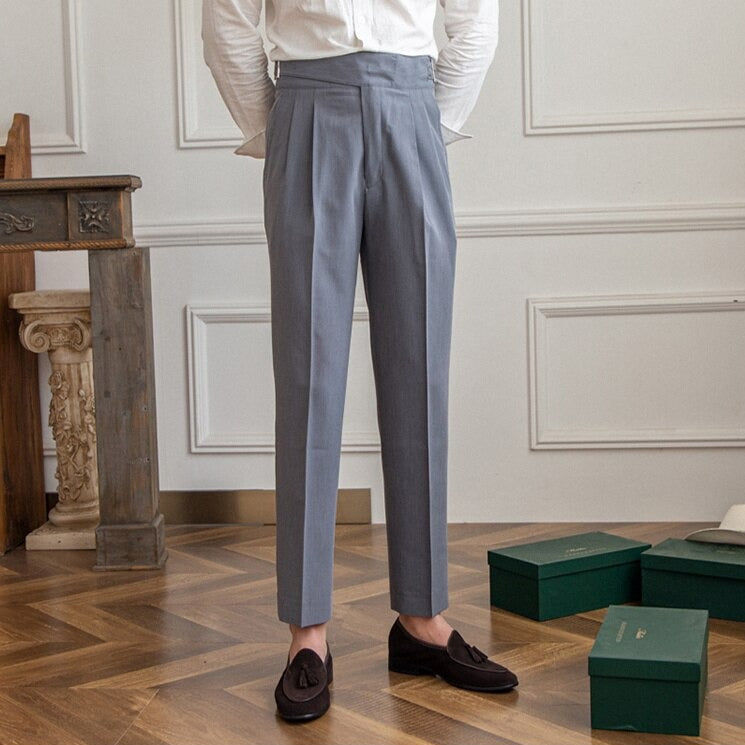 Elegante graue Anzughose für Herren, kombiniert mit braunen Loafers. Perfekt für formelle Anlässe. Hochwertige Verarbeitung, stilvolles Design.